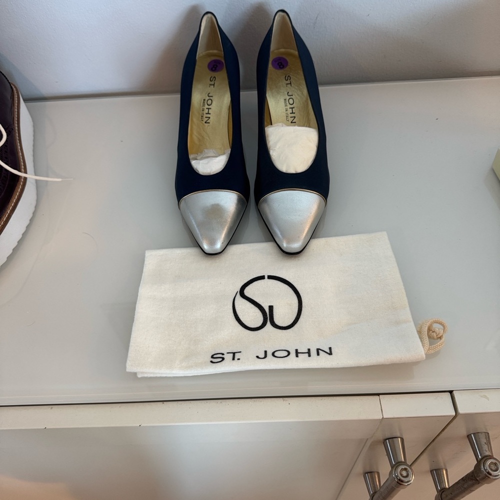 St John size 8 , New with dust bag. Minor discoloration